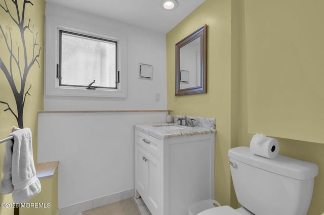 14 Riveredge Road, Tinton Falls, NJ 07724