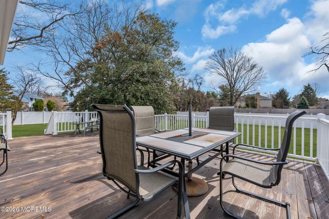 14 Riveredge Road, Tinton Falls, NJ 07724