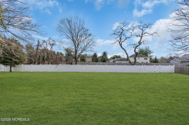 14 Riveredge Road, Tinton Falls, NJ 07724