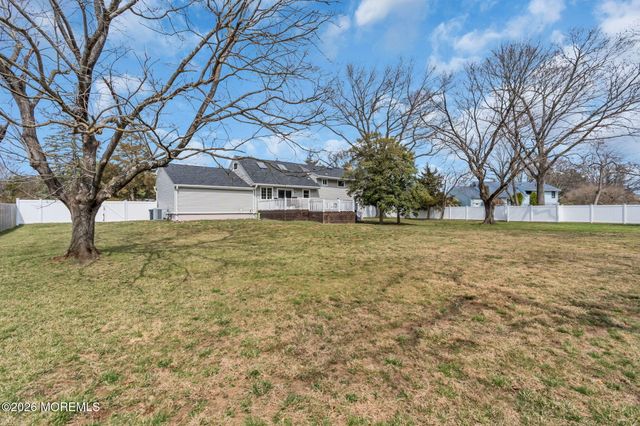 14 Riveredge Road, Tinton Falls, NJ 07724