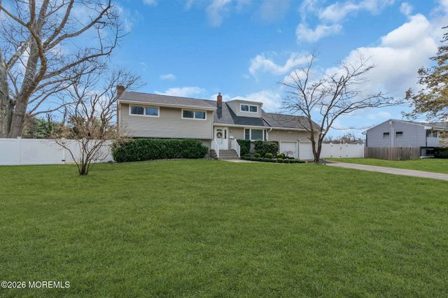 14 Riveredge Road, Tinton Falls, NJ 07724