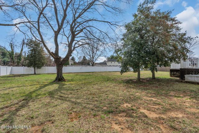 14 Riveredge Road, Tinton Falls, NJ 07724