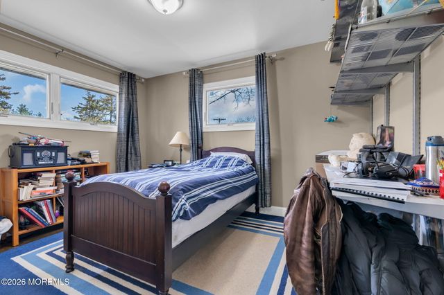 14 Riveredge Road, Tinton Falls, NJ 07724