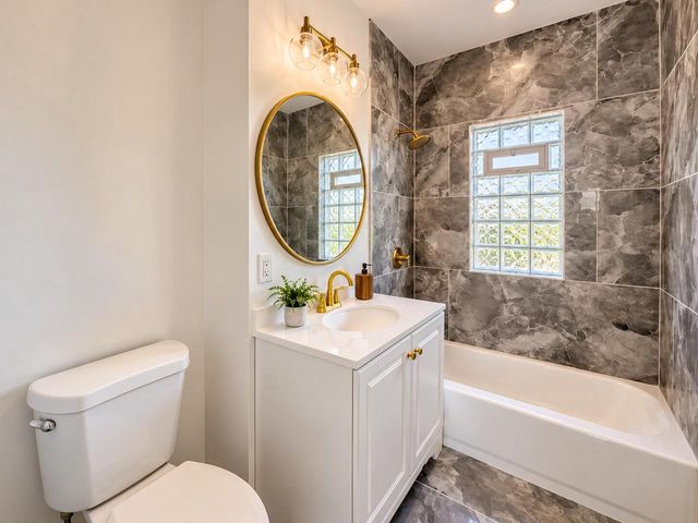 2932 W Walnut STREET, Milwaukee, WI 53208