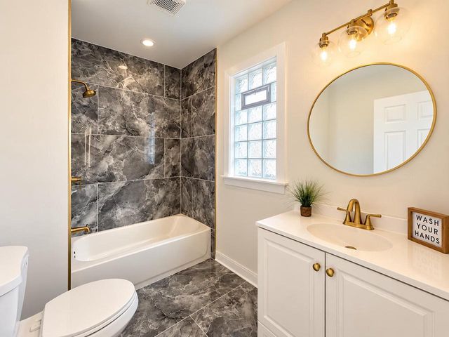 2932 W Walnut STREET, Milwaukee, WI 53208