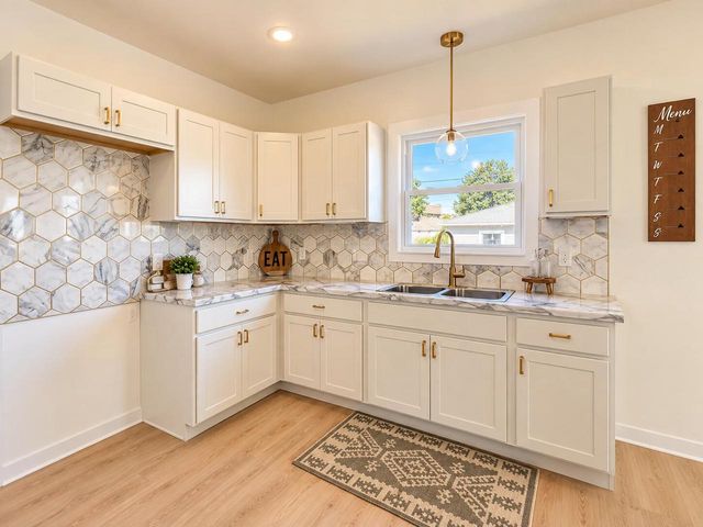 2932 W Walnut STREET, Milwaukee, WI 53208