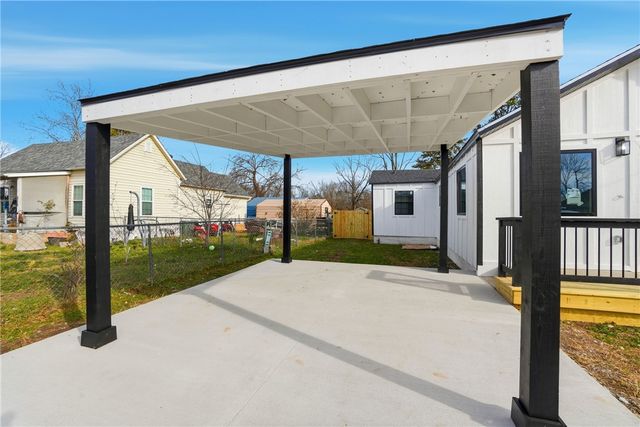 1021 S B Street, Rogers, AR 72756