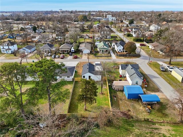 1021 S B Street, Rogers, AR 72756