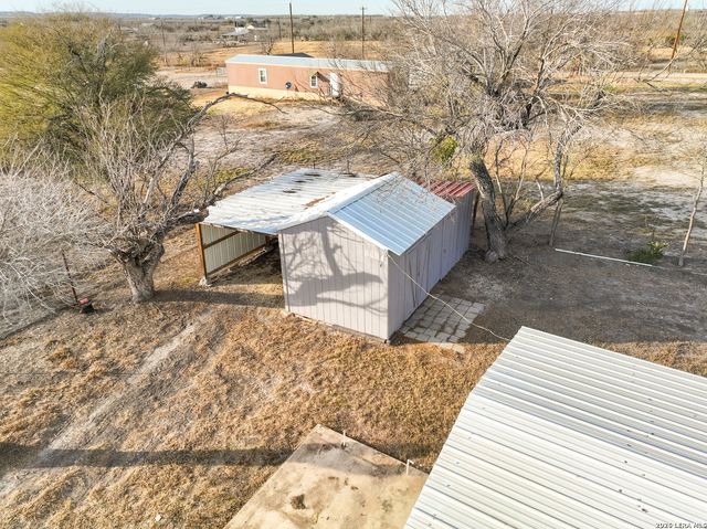 390 W County Road 5719, Devine, TX 78016