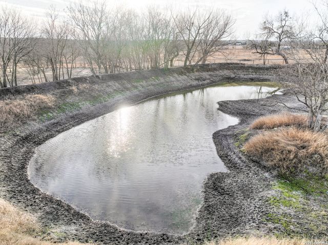 390 W County Road 5719, Devine, TX 78016