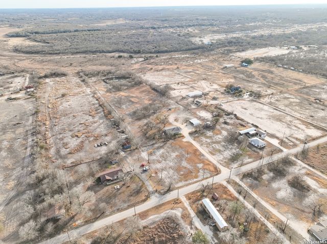 390 W County Road 5719, Devine, TX 78016
