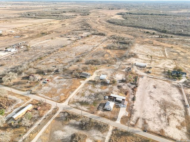 390 W County Road 5719, Devine, TX 78016