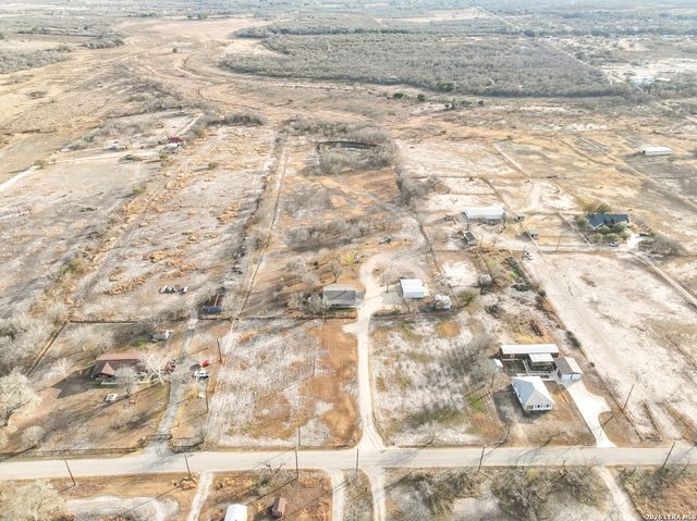 390 W County Road 5719, Devine, TX 78016