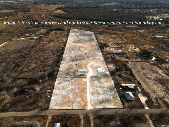 390 W County Road 5719, Devine, TX 78016