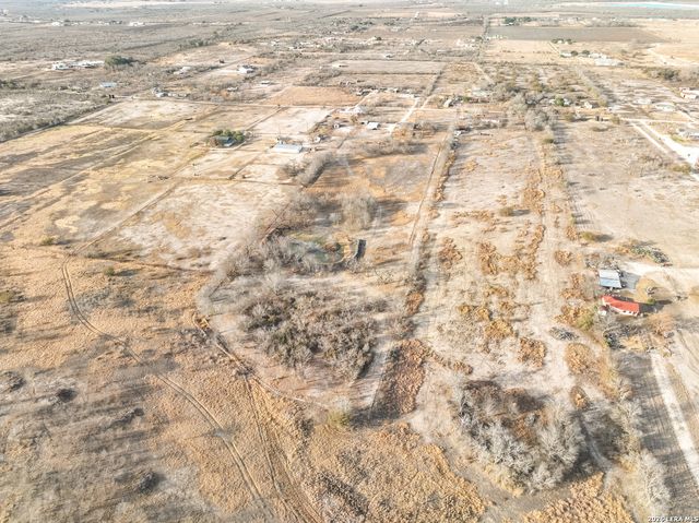 390 W County Road 5719, Devine, TX 78016