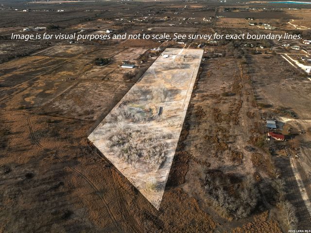 390 W County Road 5719, Devine, TX 78016