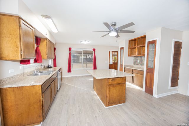 390 W County Road 5719, Devine, TX 78016