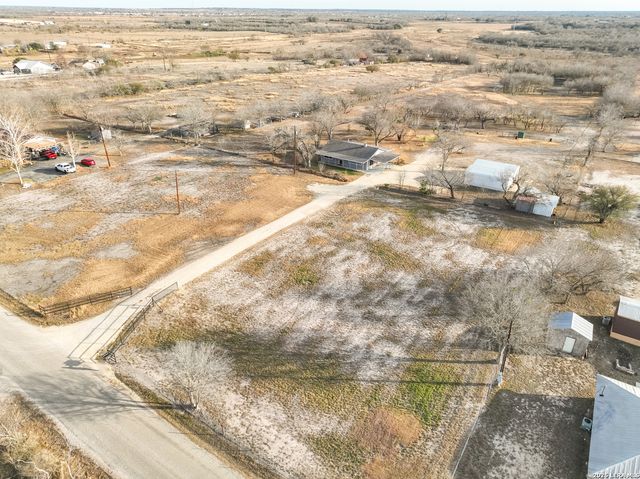 390 W County Road 5719, Devine, TX 78016