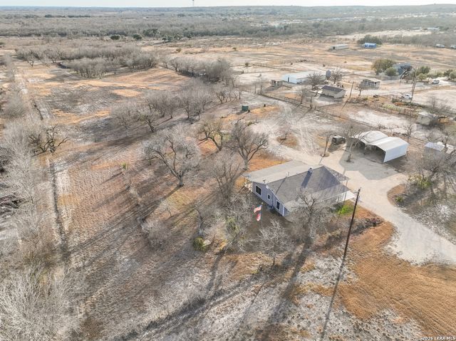 390 W County Road 5719, Devine, TX 78016