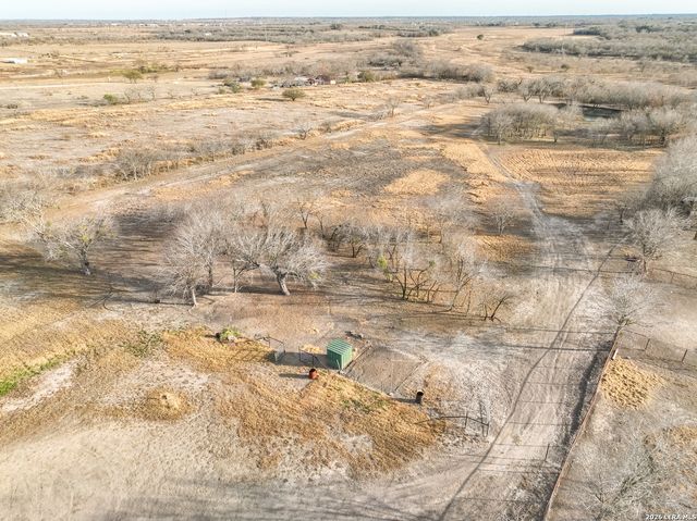 390 W County Road 5719, Devine, TX 78016