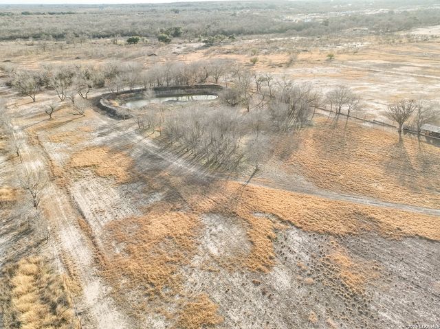 390 W County Road 5719, Devine, TX 78016