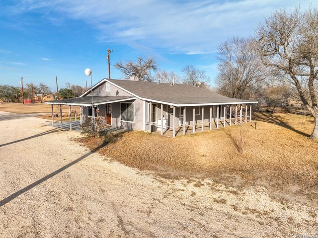 390 W County Road 5719, Devine, TX 78016