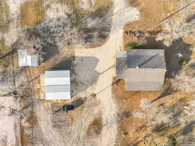 390 W County Road 5719, Devine, TX 78016