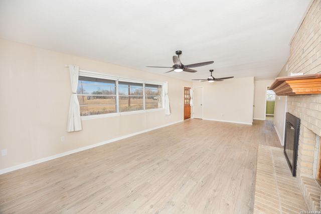 390 W County Road 5719, Devine, TX 78016