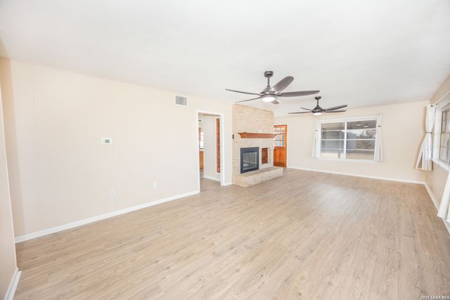 390 W County Road 5719, Devine, TX 78016