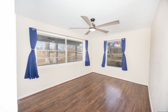 390 W County Road 5719, Devine, TX 78016