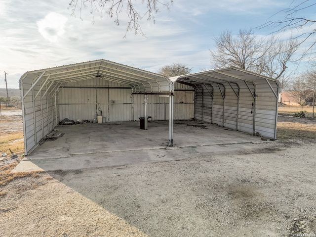 390 W County Road 5719, Devine, TX 78016