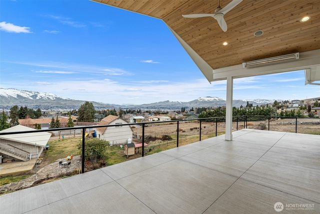 327 23rd Street NE, East Wenatchee, WA 98802