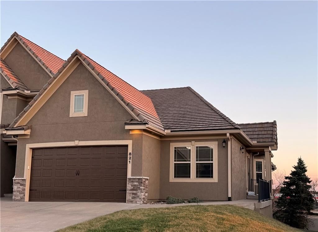 821 NE Lone Hill Drive, Lee's Summit, MO 64064