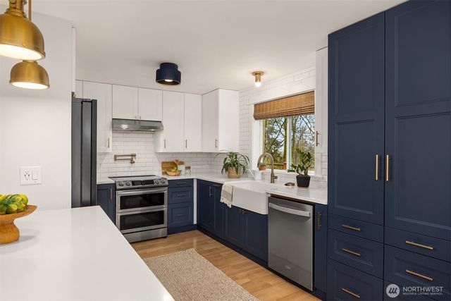 1585 NE Park View Drive, Bainbridge Island, WA 98110