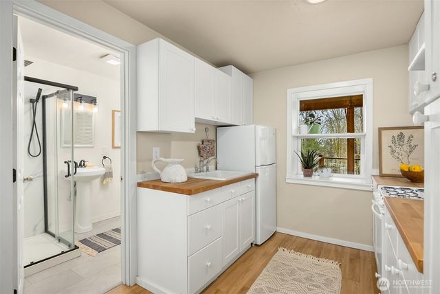 1585 NE Park View Drive, Bainbridge Island, WA 98110