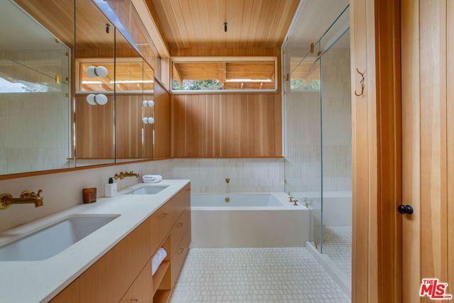 765 N Bonhill Road, Los Angeles, CA 90049