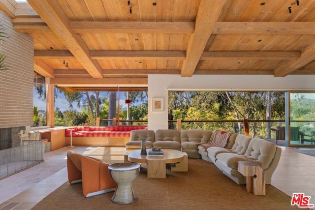 765 N Bonhill Road, Los Angeles, CA 90049