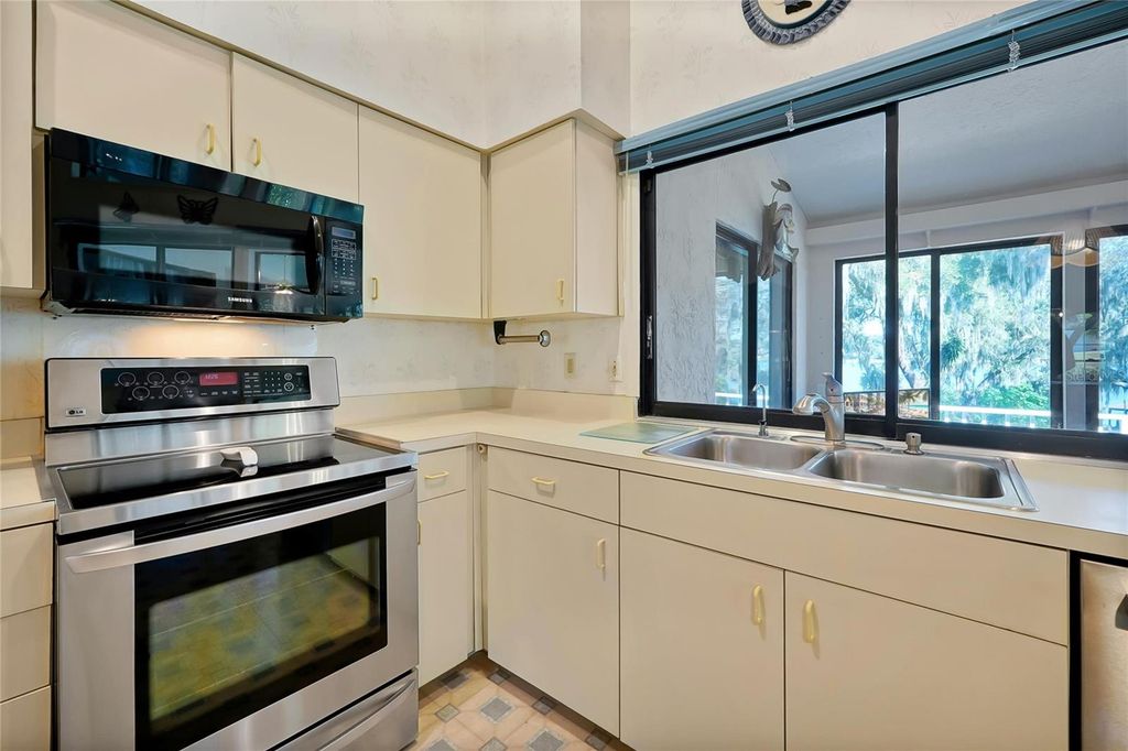 Image 22 of property listing at 816 ROSEMERE CIRCLE, Orlando, FL 32835