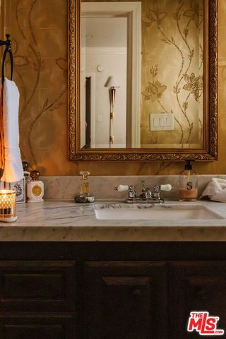 1219 Sunset Plaza Drive 3, West Hollywood, CA 90069