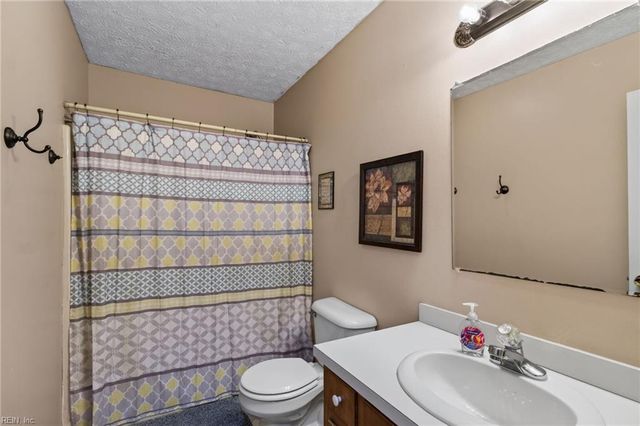 102 Butlers Pointe Ln, Smithfield, VA 23430