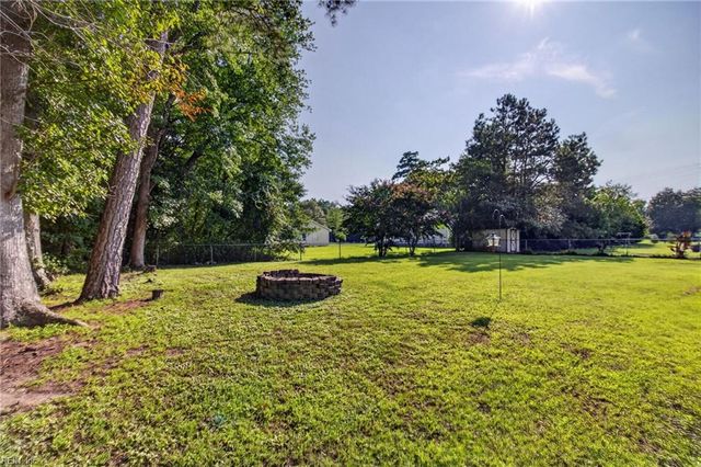 102 Butlers Pointe Ln, Smithfield, VA 23430