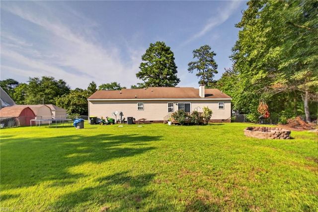102 Butlers Pointe Ln, Smithfield, VA 23430