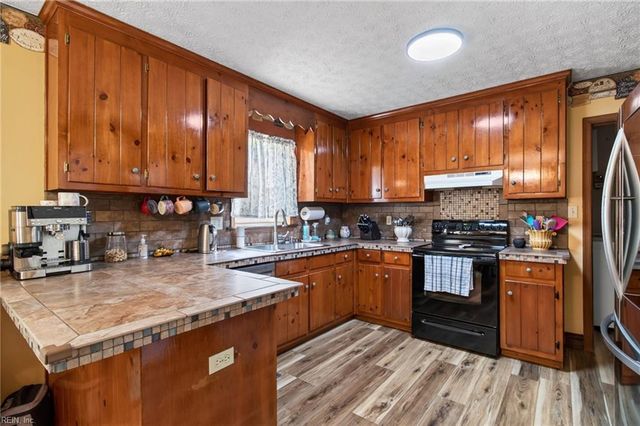 102 Butlers Pointe Ln, Smithfield, VA 23430