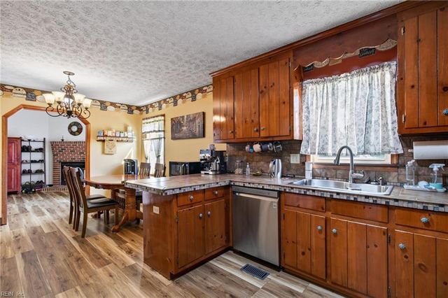 102 Butlers Pointe Ln, Smithfield, VA 23430