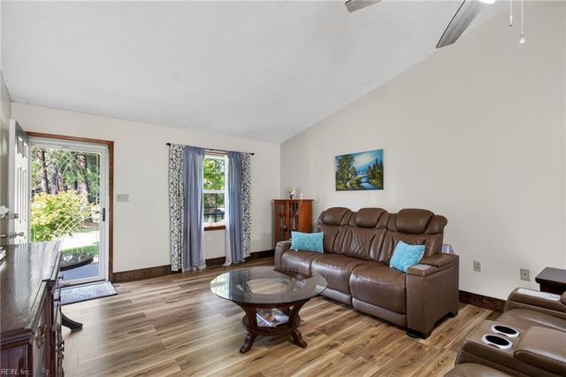 102 Butlers Pointe Ln, Smithfield, VA 23430
