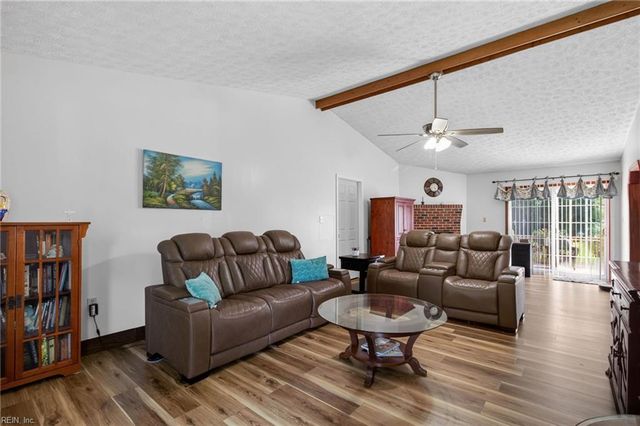 102 Butlers Pointe Ln, Smithfield, VA 23430