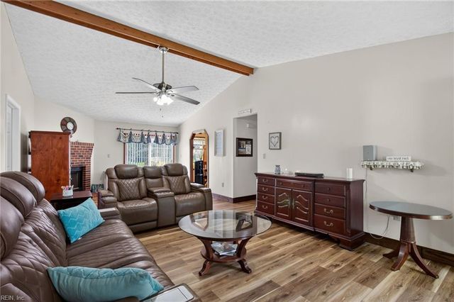 102 Butlers Pointe Ln, Smithfield, VA 23430