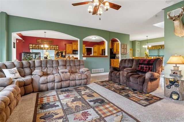 2204 Prairie Creek Drive, Kearney, MO 64060