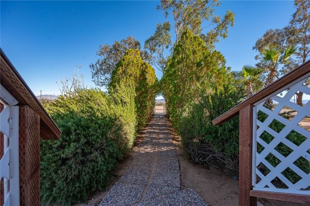 917 S Estrella Road, Golden Valley, AZ 86413