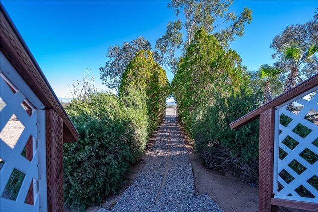 917 S Estrella Road, Golden Valley, AZ 86413